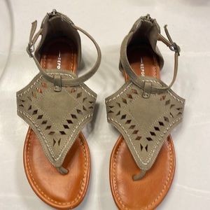 Report footwear sandals